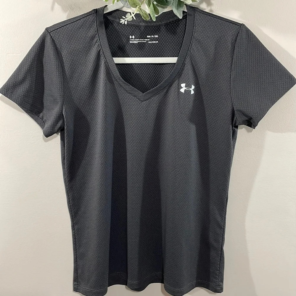 Under Armour HeatGear Loose Fit V-Neck Gray Short Sleeve Athletic Top S